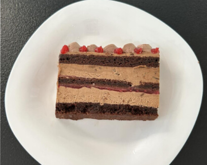 Чоколадна торта со малина