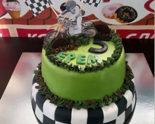 Роденденска торта за момчиња