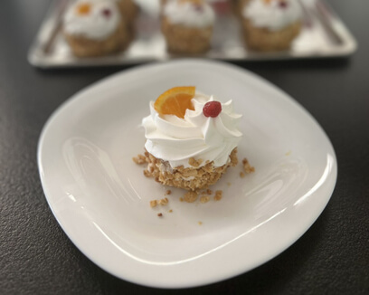 Папуцаки - ванила крем, кикирики, лешници, ореви, малина, портокал